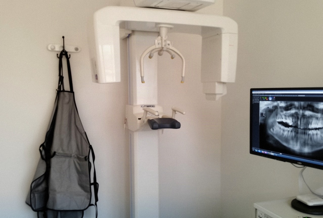 pantomogram, panoramiczne zdjęcie rentgenowskie zębów, szczęki i żuchwy na monitorze w pracowni RTG