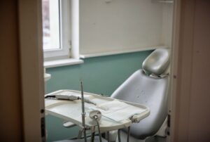 Piaskowanie zębów: przebieg, efekt i przeciwwskazania